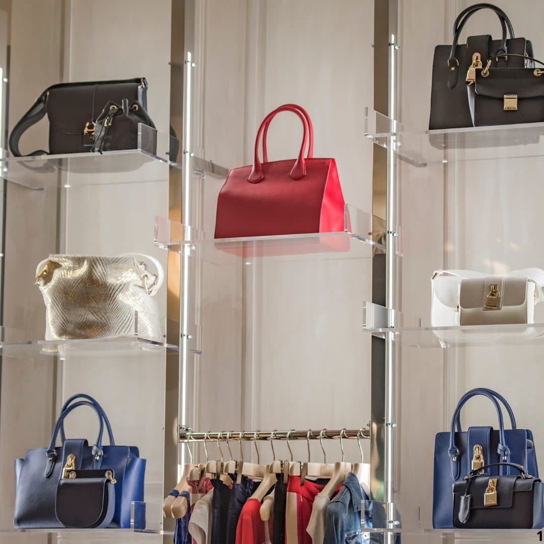Showroom Grâce & Compagnie : sacs et vêtements en présentation