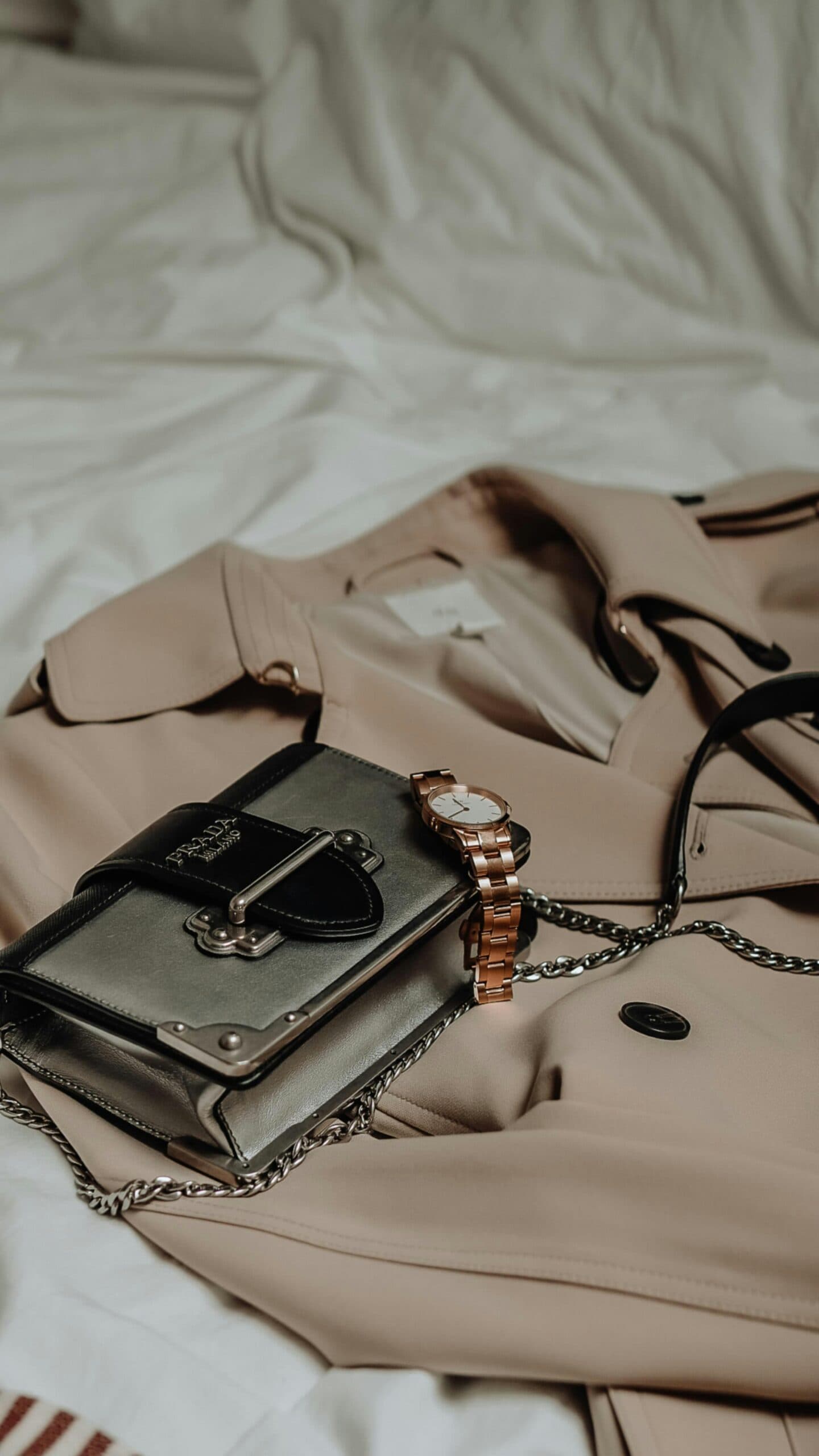 Sac à main posé sur un manteau beige