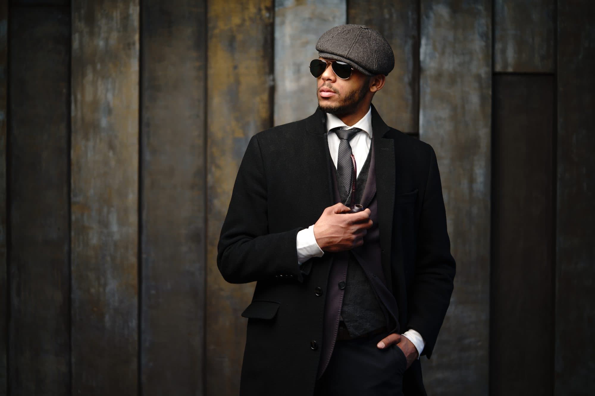 Homme en manteau et casquette