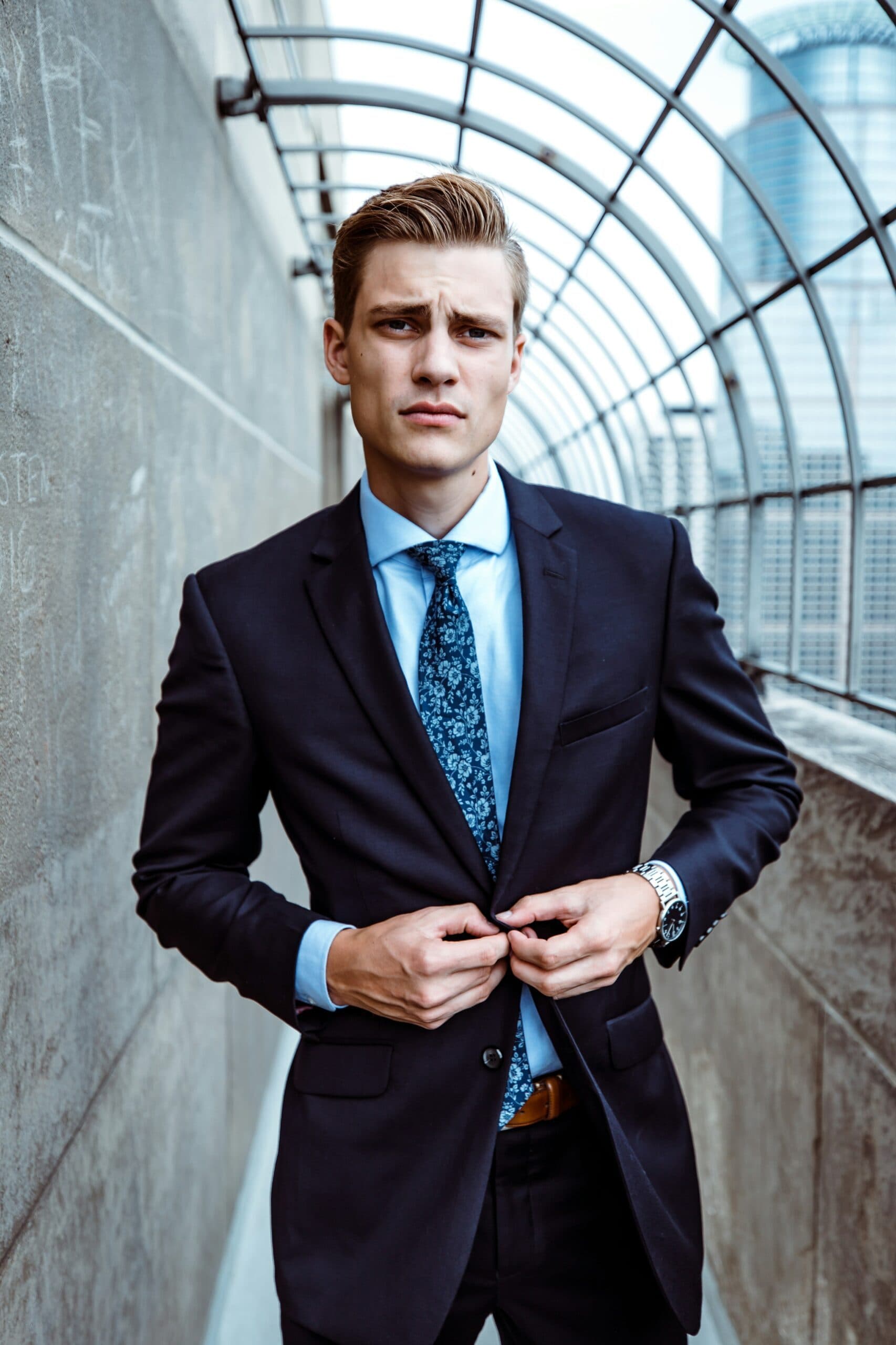 Homme en costume bleu nuit